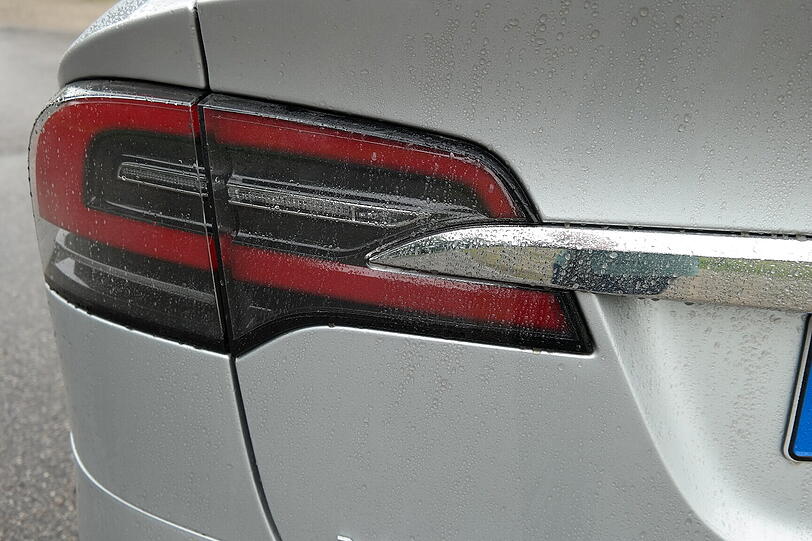 Das Model X von Tesla ist ein elegant-wuchtiges SUV mit sehr viel Platz, reinem Elektroantrieb und sehr viel Kraft. Die getestete Version 90D bringt es auf 422 PS - die Bilder.