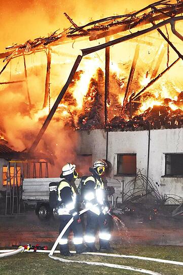 Die brennende Tenne stellte die Feuerwehr vor eine Herausforderung. Löschwasser musste über einen Kilometer weit transportiert werden.
