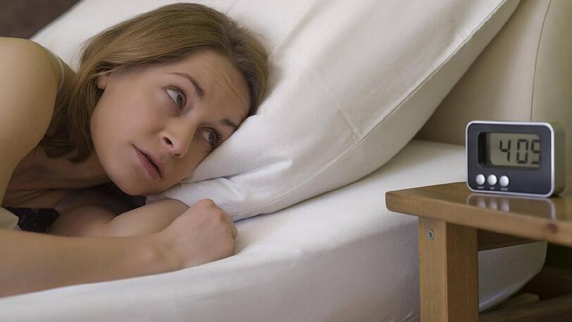 Sehr viele Frauen kennen es: Schlafprobleme. Bei den Männern sind weniger betroffen.