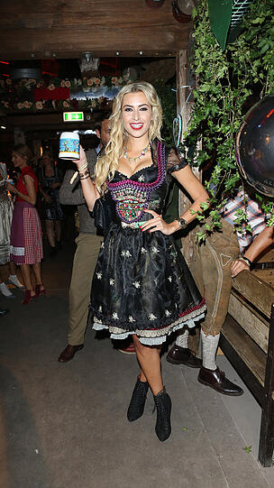 Flop: Verena Kerth in einem dunklen Dirndl. Zudem scheint sie die Bluse vergessen zu haben.