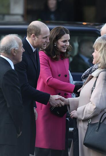 Prinz William begrüßt mit Kate Zaungäste vor der Coventry Cathedral. Der magentafarbene Mantel umspielt schön ihren Babybauch.