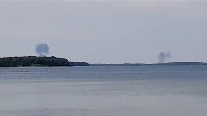 Zwei Rauchwolken steigen hinter dem nördlichen Fleesensee auf. Die Luftwaffe hat am Montag den Absturz von zwei "Eurofightern" in Mecklenburg-Vorpommern nach einem Zusammenstoß in der Luft bestätigt.