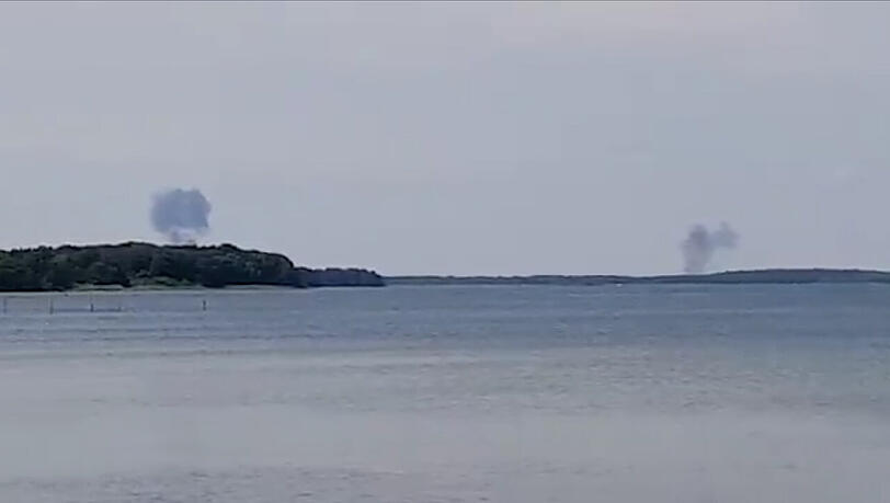 Zwei Rauchwolken steigen hinter dem nördlichen Fleesensee auf. Die Luftwaffe hat am Montag den Absturz von zwei "Eurofightern" in Mecklenburg-Vorpommern nach einem Zusammenstoß in der Luft bestätigt. Zwei Rauchwolken steigen hinter dem nördlichen Fleesensee auf. Die Luftwaffe hat am Montag den Absturz von zwei "Eurofightern" in Mecklenburg-Vorpommern nach einem Zusammenstoß in der Luft bestätigt.