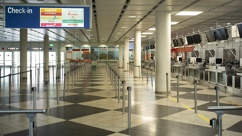 Auch an den anderen Check-In-Schaltern ist niemand zu sehen.