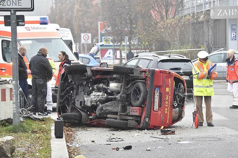 Auf der Kreuzung Chiemgaustraße/Pfälzer-Wald-Straße war ein BMW mit einem Piaggio Porter eines Rohrreinigungsbetriebs zusammengeprallt.