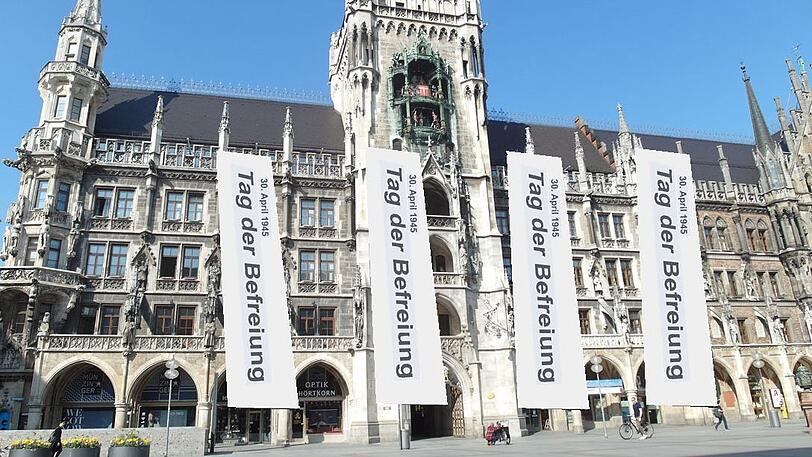 Vor dem Rathaus werden weiße Banner wehen.