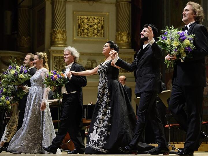 Die russische Sopranistin Anna Netrebko (4.v.l.) und ihr Mann Yusif Eyvazov (2.v.r.) beim Schlussapplaus in Dresden.