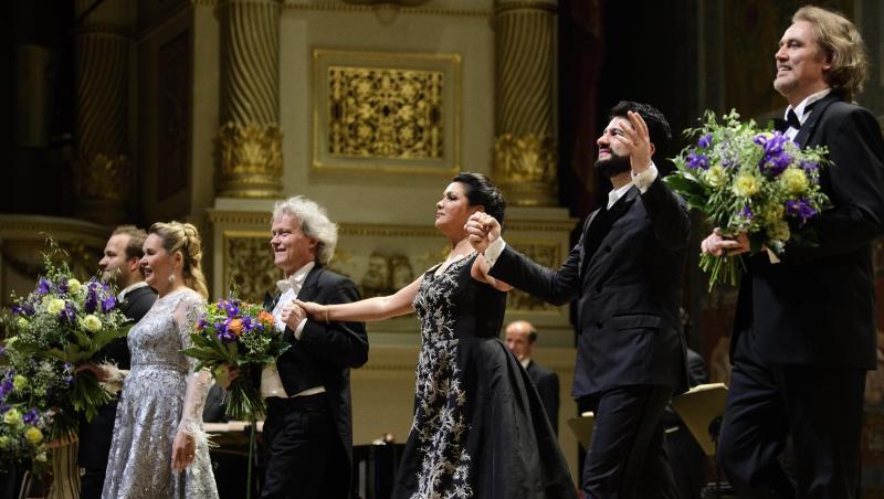 Die russische Sopranistin Anna Netrebko (4.v.l.) und ihr Mann Yusif Eyvazov (2.v.r.) beim Schlussapplaus in Dresden. Die russische Sopranistin Anna Netrebko (4.v.l.) und ihr Mann Yusif Eyvazov (2.v.r.) beim Schlussapplaus in Dresden.