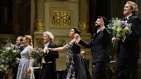 Die russische Sopranistin Anna Netrebko (4.v.l.) und ihr Mann Yusif Eyvazov (2.v.r.) beim Schlussapplaus in Dresden.