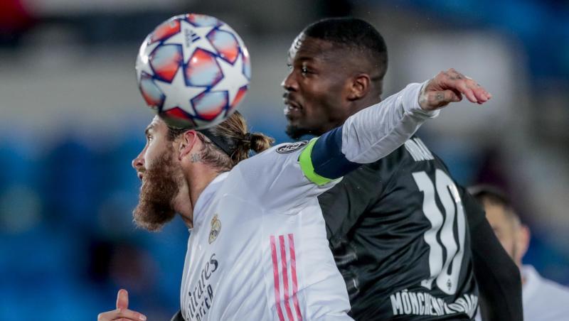 Real Madrids Sergio Ramos (l) ist gegen Mönchengladbachs Marcus Thuram in Aktion.