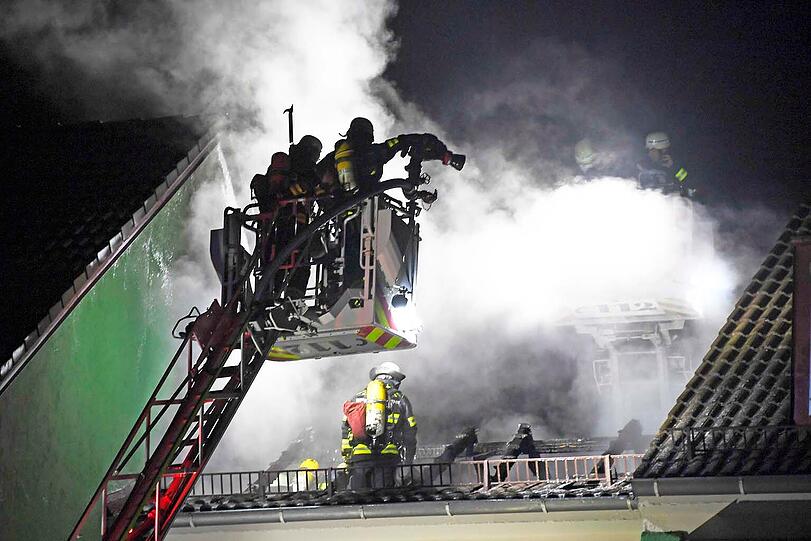 Ein Dachstuhl hatte in der Nacht auf Freitag Feuer gefangen.