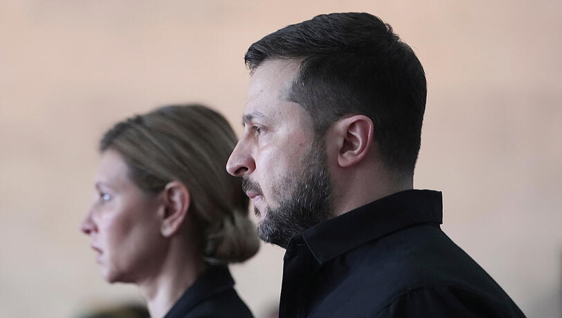 Kiew: Wolodymyr Selenskyj, Präsident der Ukraine, und seine Frau Olena Selenska nehmen an der Beerdigung von Leonid Krawtschuk, dem ersten Präsidenten der unabhängigen Ukraine, im Ukrainischen Haus teil. Krawtschuk starb am 10. Mai im Alter von 88 Jahren. Kiew: Wolodymyr Selenskyj, Präsident der Ukraine, und seine Frau Olena Selenska nehmen an der Beerdigung von Leonid Krawtschuk, dem ersten Präsidenten der unabhängigen Ukraine, im Ukrainischen Haus teil. Krawtschuk starb am 10. Mai im Alter von 88 Jahren.