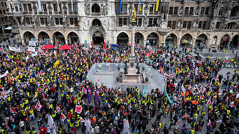 Der gut gefüllte Marienplatz am Dienstagvormittag.