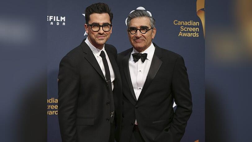 Präsentieren die Emmys: Vater Eugene (r.) und Sohn Dan Levy Präsentieren die Emmys: Vater Eugene (r.) und Sohn Dan Levy