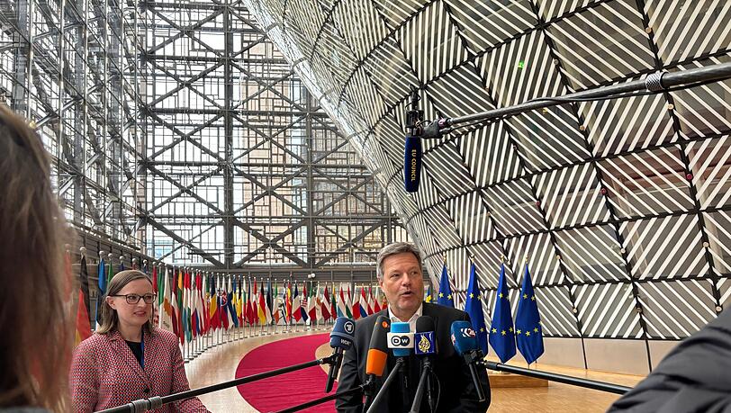 Wirtschaftsminister Robert Habeck findet, dass Brandenburgs Regierungschefs mit seinen Aussagen zu einer möglichen Rückkehr russischer Öllieferungen "völlig falsch" liegt.