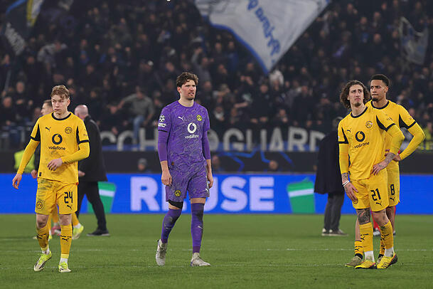 Schieden unter der Woche mit einer 1:4-Klatsche in Bergamo aus: Die Dortmunder um Keeper Gregor Kobel. Schieden unter der Woche mit einer 1:4-Klatsche in Bergamo aus: Die Dortmunder um Keeper Gregor Kobel.
