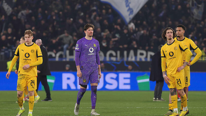 Schieden unter der Woche mit einer 1:4-Klatsche in Bergamo aus: Die Dortmunder um Keeper Gregor Kobel.