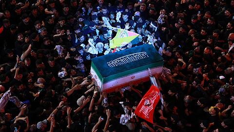 Trauernde tragen den Sarg des iranischen Obersten Führers Ajatollah Ali Chamenei während seines Trauerzuges in Karbala. Trauernde tragen den Sarg des iranischen Obersten Führers Ajatollah Ali Chamenei während seines Trauerzuges in Karbala.