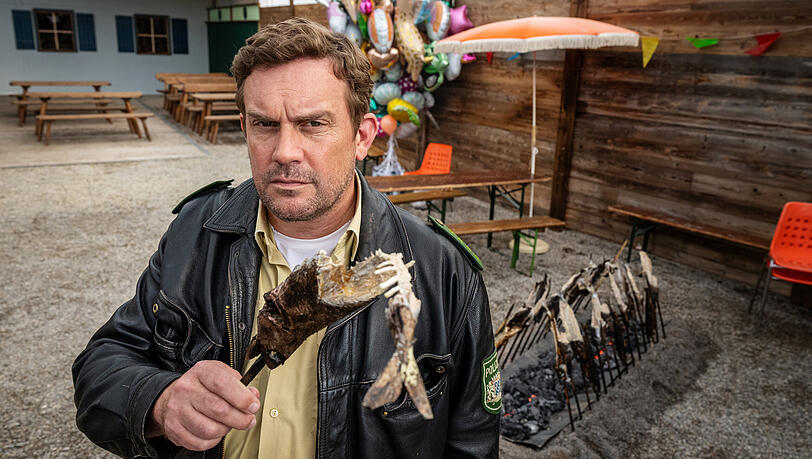 Sebastian Bezzel als Franz Eberhofer in "Steckerlfischfiasko". Der Film läuft seit dem 13. August im Kino. Sebastian Bezzel als Franz Eberhofer in "Steckerlfischfiasko". Der Film läuft seit dem 13. August im Kino.