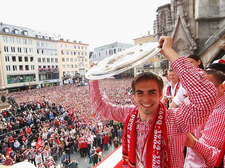 Philipp Lahm möchte auch 2011 die Meisterschale in den Händen halten