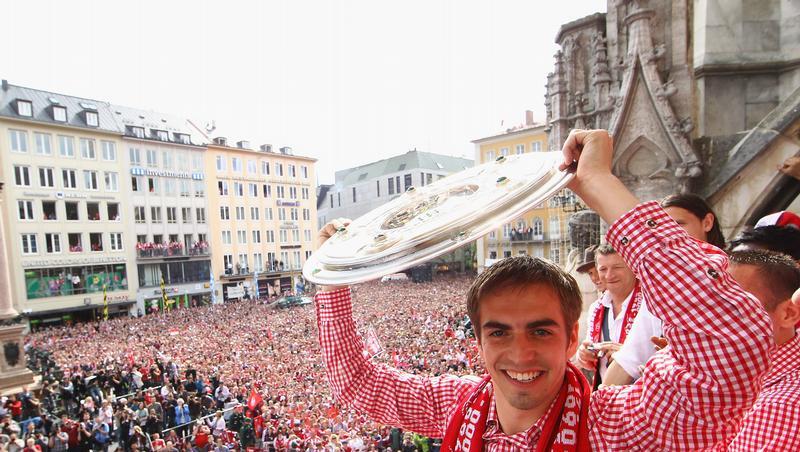 Philipp Lahm möchte auch 2011 die Meisterschale in den Händen halten Philipp Lahm möchte auch 2011 die Meisterschale in den Händen halten
