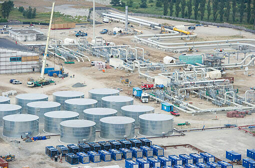 Das Gelände der Anlandestation der Ostsee-Pipeline Rohrleitungssysteme in Lubmin bei Greifswald. Seit Januar 2011 wurden an Land rund 300 Meter Rohre je Pipelinestrang verlegt, die zusammen mit den bereits installierten Großventilen und Kontrollschleusen die Anlandestation bilden. In Lubmin bei Greifswald endet die Ostsee-Pipeline Nord Stream, durch die von Herbst 2011 an russisches Erdgas nach Deutschland fließen soll.