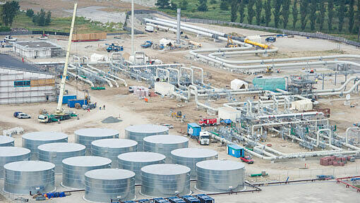 Das Gelände der Anlandestation der Ostsee-Pipeline Rohrleitungssysteme in Lubmin bei Greifswald. Seit Januar 2011 wurden an Land rund 300 Meter Rohre je Pipelinestrang verlegt, die zusammen mit den bereits installierten Großventilen und Kontrollschleusen die Anlandestation bilden. In Lubmin bei Greifswald endet die Ostsee-Pipeline Nord Stream, durch die von Herbst 2011 an russisches Erdgas nach Deutschland fließen soll. Das Gelände der Anlandestation der Ostsee-Pipeline Rohrleitungssysteme in Lubmin bei Greifswald. Seit Januar 2011 wurden an Land rund 300 Meter Rohre je Pipelinestrang verlegt, die zusammen mit den bereits installierten Großventilen und Kontrollschleusen die Anlandestation bilden. In Lubmin bei Greifswald endet die Ostsee-Pipeline Nord Stream, durch die von Herbst 2011 an russisches Erdgas nach Deutschland fließen soll.