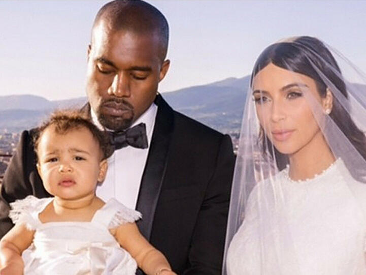"Mein ein und alles" schrieb Kim Kardashian im zu diesem Bild, das scheinbar auf ihrer Hochzeit im Mai 2014 mit Kanye West entstanden ist. Bald werden diese Familienfotos um ein Mitglied reicher werden.