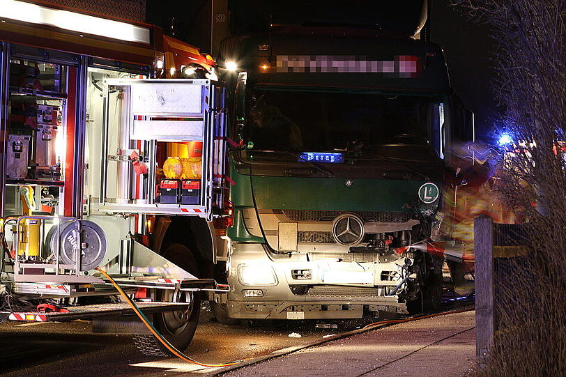 Bei Traunreut hat sich am Freitag ein schwerer Verkehrsunfall ereignet. Die Bilder.