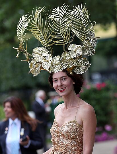 Larisa Katz mit goldenem Blumenschmuck.