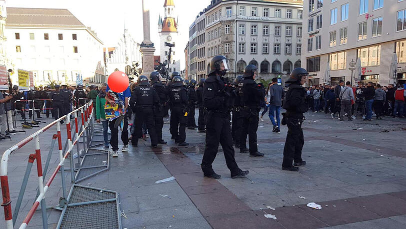 Die Polizei konnte die Fans von den Demonstranten trennen.