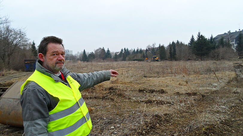 Wolfgang Laufs zeigt das riesige Gelände, an dessen Rand nach den Igeln gesucht wurde.