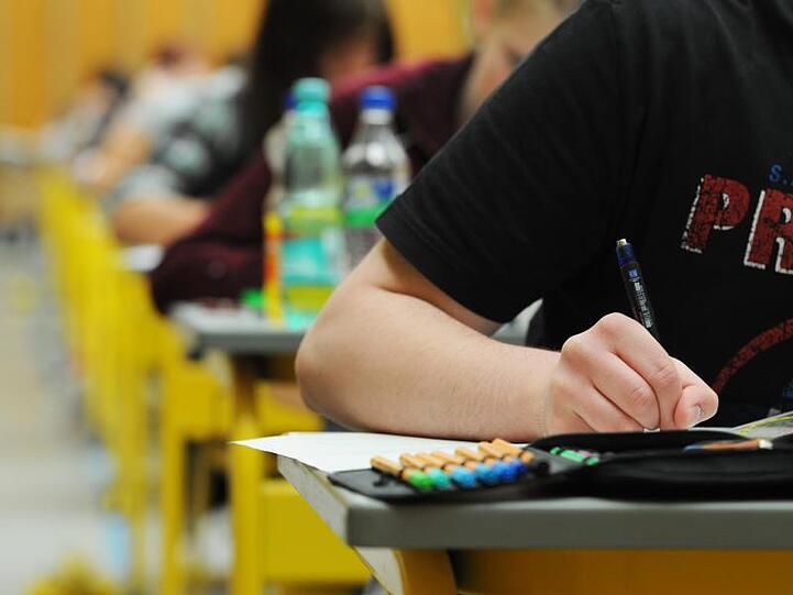 Immer mehr Abiturienten in ganz Deutschland beklagen sich über zu schwierige Mathe-Prüfungen - und fordern via Online-Petitionen Anpassungen bei den Bewertungen.