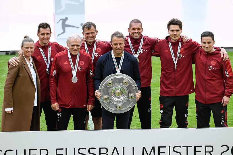 Hansi Flick (Mitte) bei seinem letzten Titelgewinn mit Bayern - mit dabei: Miroslav Klose (2.v.l.) und Toni Tapalovic (4.v.l.).