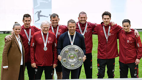 Hansi Flick (Mitte) bei seinem letzten Titelgewinn mit Bayern - mit dabei: Miroslav Klose (2.v.l.) und Toni Tapalovic (4.v.l.).