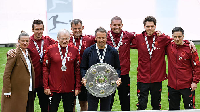 Hansi Flick (Mitte) bei seinem letzten Titelgewinn mit Bayern - mit dabei: Miroslav Klose (2.v.l.) und Toni Tapalovic (4.v.l.).