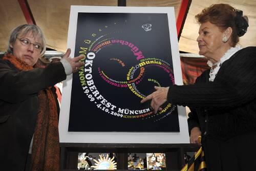 Stadträtin Lydia Dietrich (l) und Tourismusdirektorin Gabriele Weishäupl (r) präsentieren das Oktoberfest-Plakat 2009.