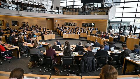 Der Th&uuml;ringer Landtag hat eine Entscheidung getroffen: Ministerpr&auml;sident Mario Voigt (CDU) bleibt nach einem gescheiterten konstruktiven Misstrauensvotum im Amt.