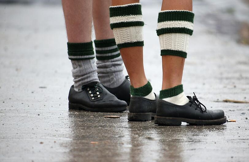 Die Herren verstauen ihr Portemonnaie meistens in den Hosentaschen. Aber aufpassen, denn auf der Wiesn verliert man gerne mal was. Kleiner Trick: Einfach einen Zehner in die Socken stecken, so ist zumindest die Heimfahrt im Taxi gesichert. Den Frauen muss man es wahrscheinlich gar nicht sagen: Der BH ist ein sicherer Ort für den Notgroschen. Die Herren verstauen ihr Portemonnaie meistens in den Hosentaschen. Aber aufpassen, denn auf der Wiesn verliert man gerne mal was. Kleiner Trick: Einfach einen Zehner in die Socken stecken, so ist zumindest die Heimfahrt im Taxi gesichert. Den Frauen muss man es wahrscheinlich gar nicht sagen: Der BH ist ein sicherer Ort für den Notgroschen.