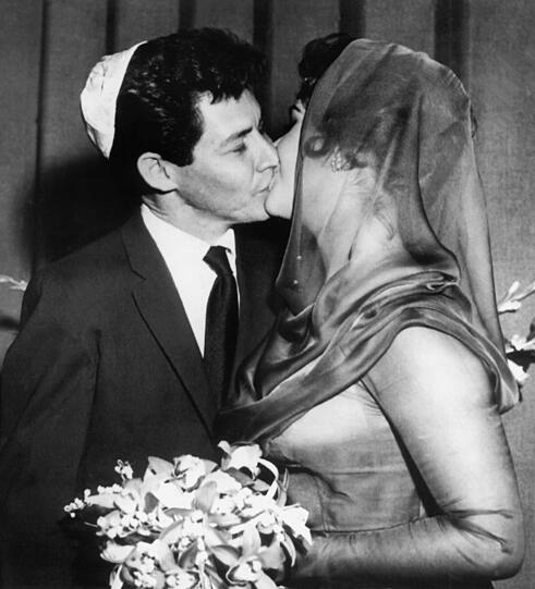 Die Schaupielerin Elizabeth Taylor und der Sänger Eddie Fisher küssen sich, nachdem sie am 12. Mai 1959 in Las Vegas nach jüdischem Zeremoniell getraut wurden.