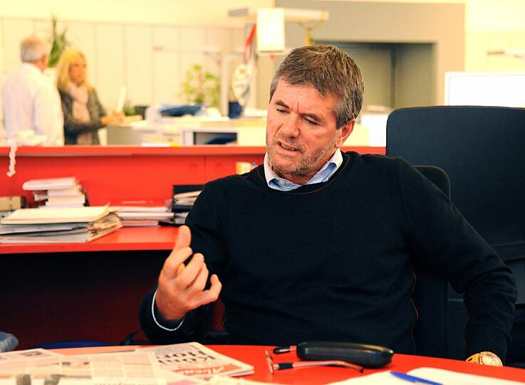 Am Montag war Friedhelm Funkel zu Gast bei der AZ. Der neue Löwen-Trainer begutachtete nicht nur die Redaktionsräume, sondern stellte sich auch am AZ-Telefon den Fragen unserer Leser. Die Bilder!