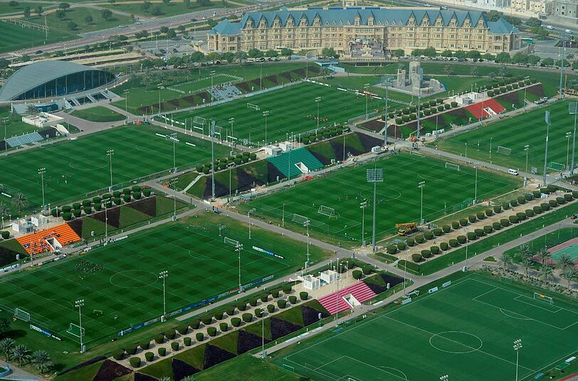 Riesige Anlage: Die Aspire Academy in Doha, Katar. Im Hintergrund: Das Hotel "Grand Heritage", dass dem FC Bayern schon 2013 als Unterkunft diente.