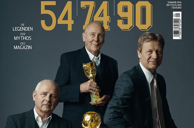 Die Ex-Weltmeister Klaus Hölzenbein, Horst Eckl und Guido Buchwald (v.r.) auf dem Cover des Magazins "54-74-90"
