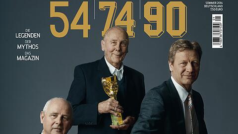 Die Ex-Weltmeister Klaus Hölzenbein, Horst Eckl und Guido Buchwald (v.r.) auf dem Cover des Magazins "54-74-90"