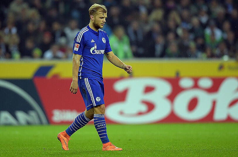 Beim Mönchengladbacher 3:1-Sieg gegen den FC Schalke 04 tritt Schalkes Johannes Geis Borussen-Stürmer André Hahn im Sprung hässlich unters Knie. Der 22-Jährige fliegt sofort vom Platz.