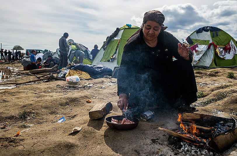 An der griechisch-mazedonischen Grenze herrscht Not und Elend. Schlamm und Dreck setzen den Tausenden Flüchtlingen, die festsitzen, zu.