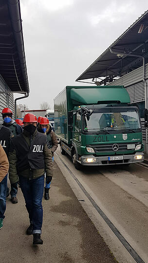 Die Drogen kamen per Lkw aus einem geheimen Lagerort.