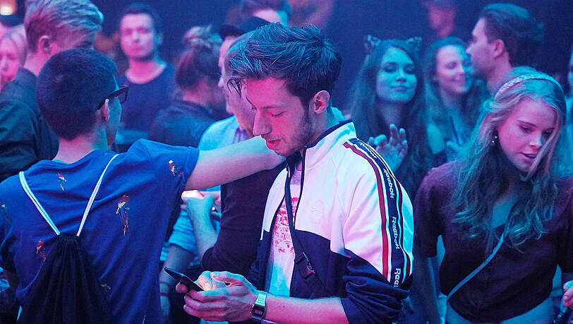 ... und findet David (Max Mauff), der noch nie mit einer Frau geschlafen hat. ... und findet David (Max Mauff), der noch nie mit einer Frau geschlafen hat.