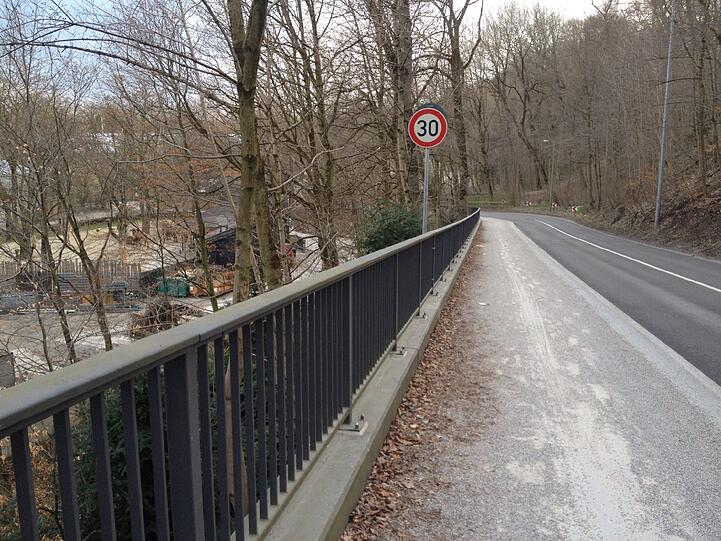 Tierische Begegnung am Morgen: Neugierig beobachten sich Autofahrer und Kamel.