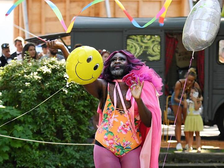 Bei einer Performance am Weiher vor dem Festspielhaus singt Le Gateau Chocolat, Dragperformer. Foto: Tobias Hase